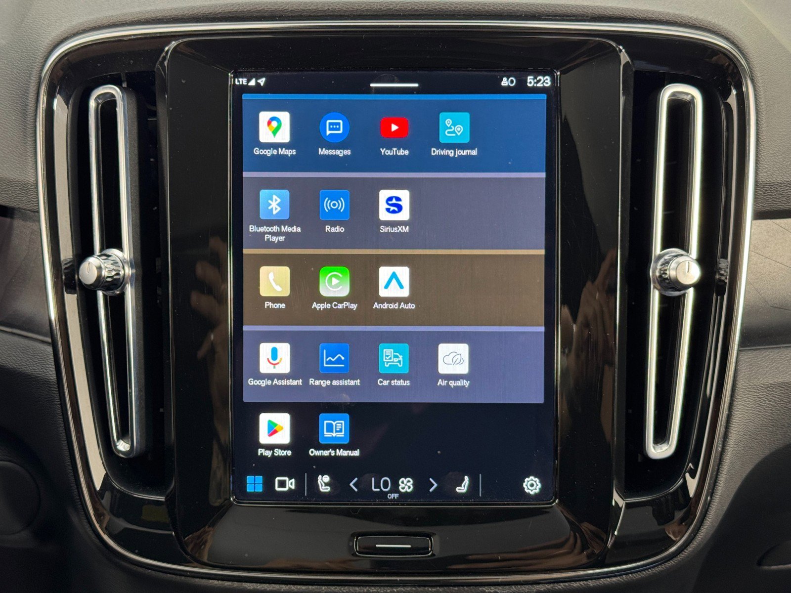 Used 2023 Volvo C40 P8 Recharge Ultimate w/ Protection Package Premier image 25