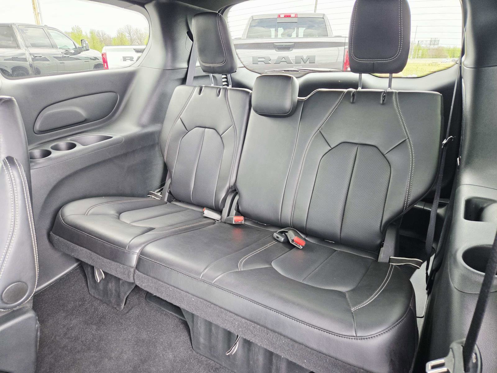 Used 2025 Chrysler Pacifica Select image 14