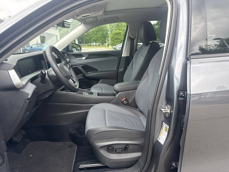 Used 2025 Volkswagen Tiguan SE AWD/4WD image 10