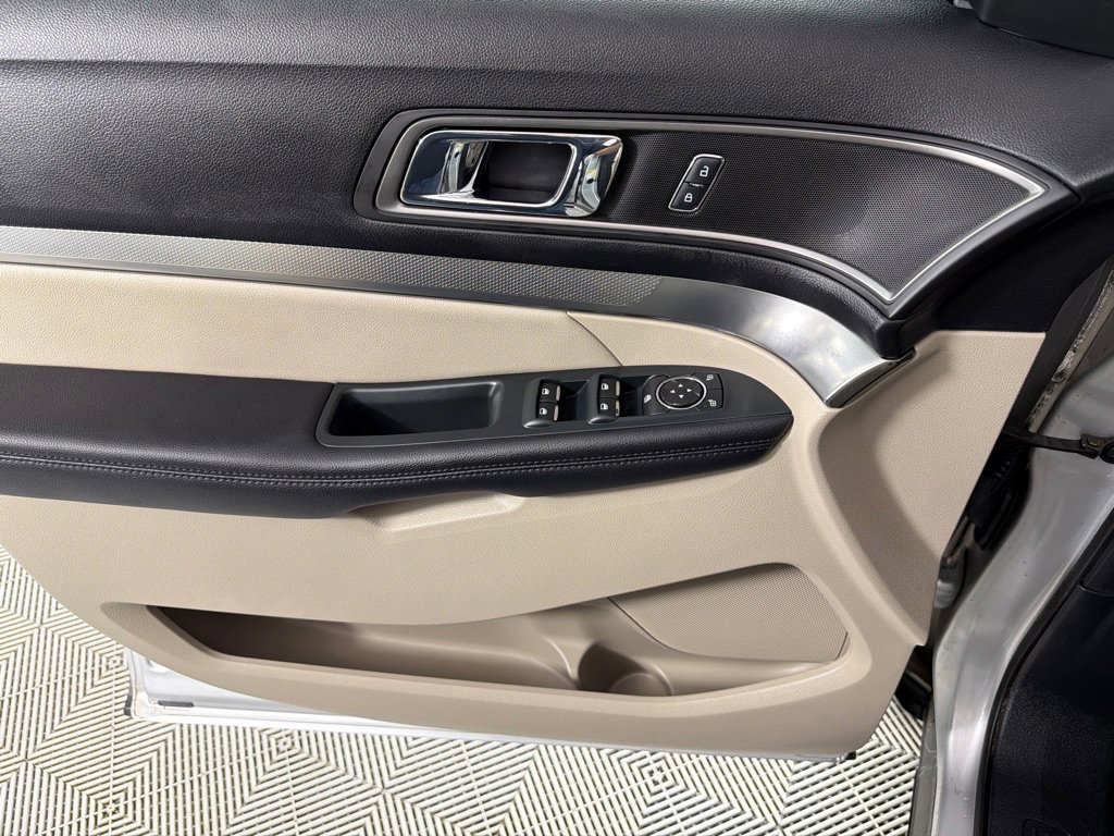 Used 2019 Ford Explorer XLT w/ Equipment Group 202A FWD image 11