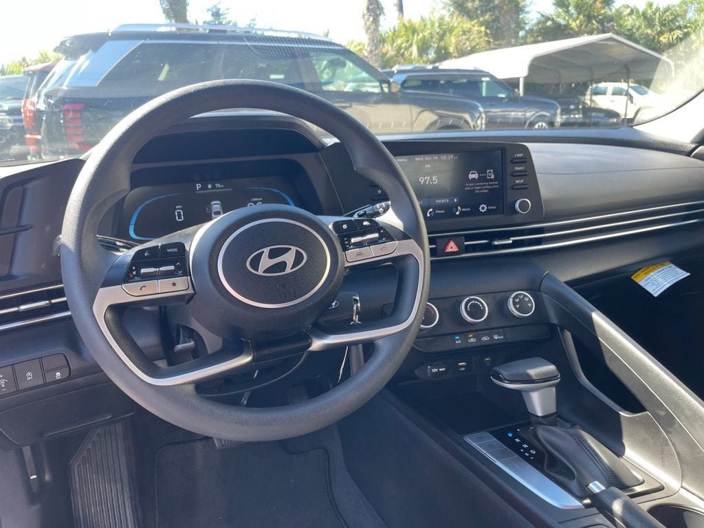 Used 2025 Hyundai Elantra SE FWD image 13