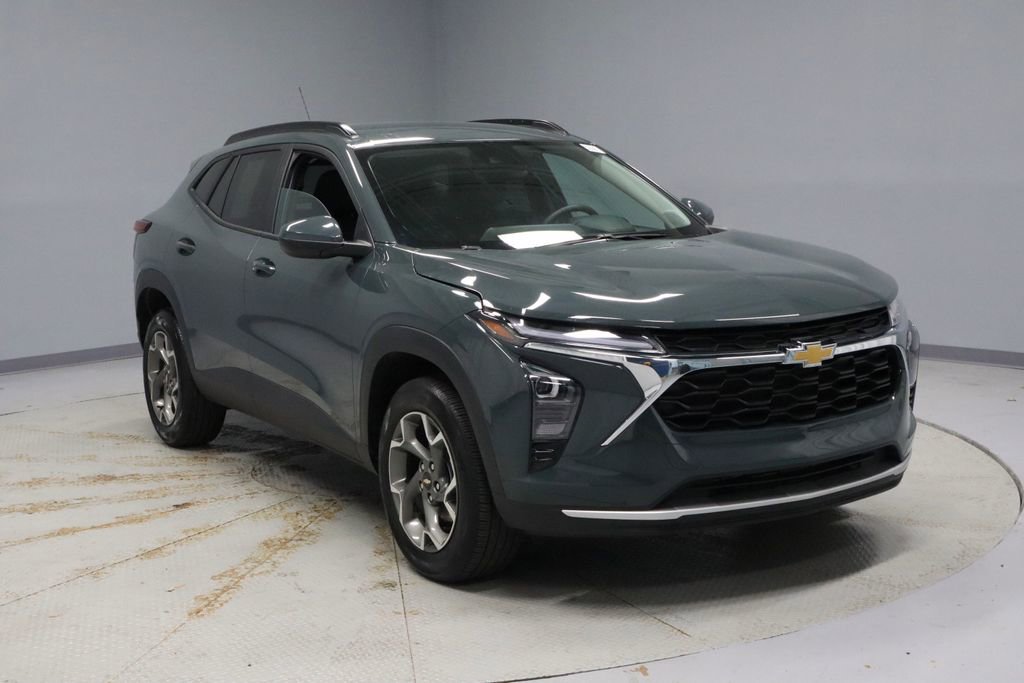 Used 2025 Chevrolet Trax LT w/ LT Convenience Package FWD image 1