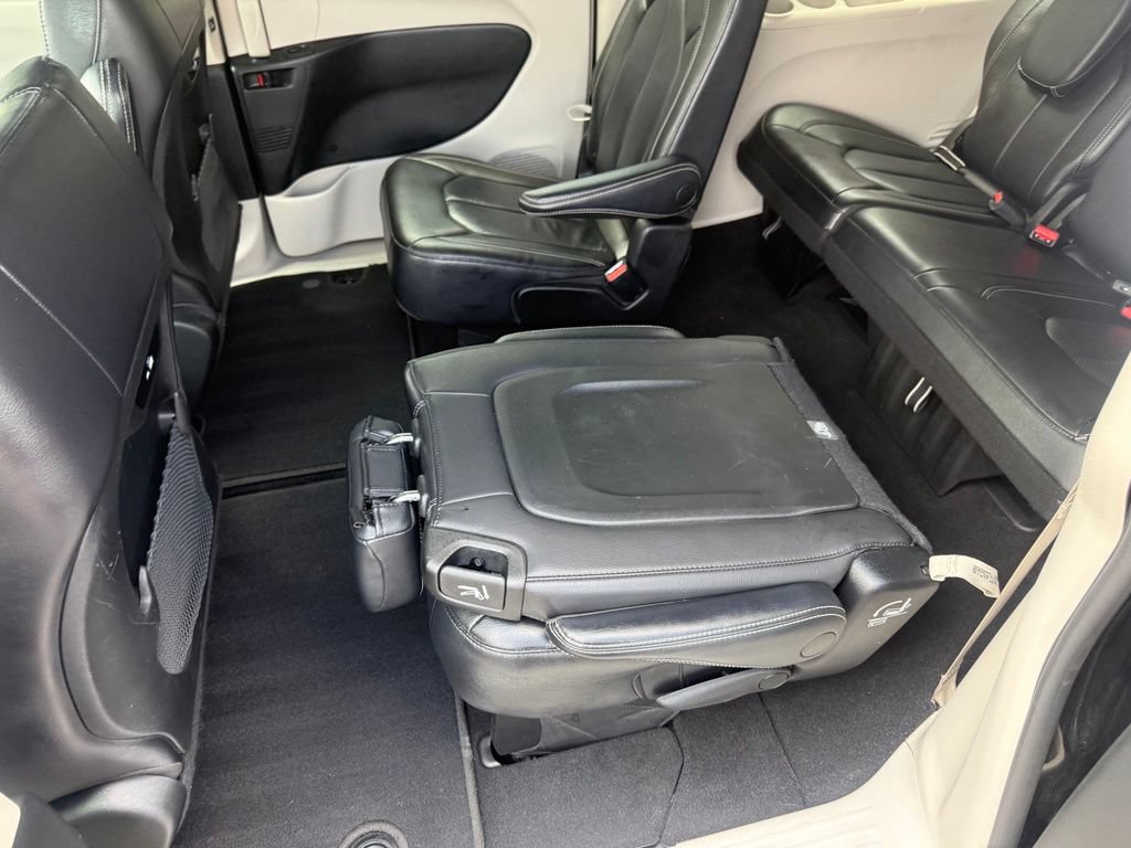 Used 2022 Chrysler Pacifica Touring-L AWD/4WD image 36