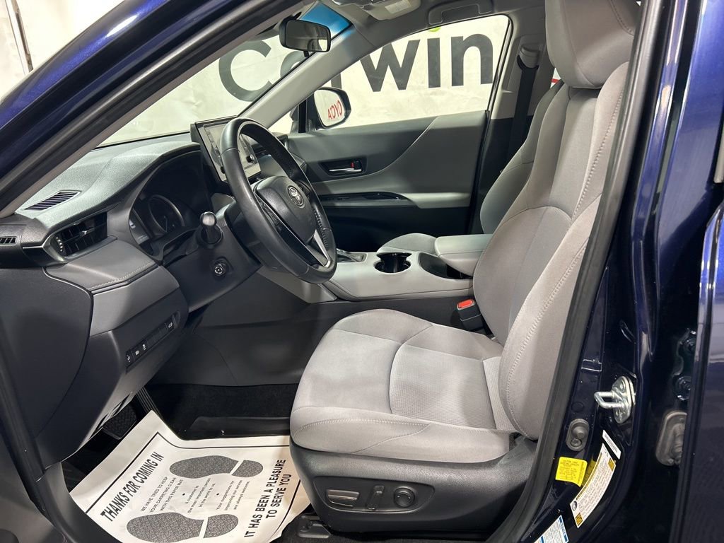 Used 2022 Toyota Venza LE image 21