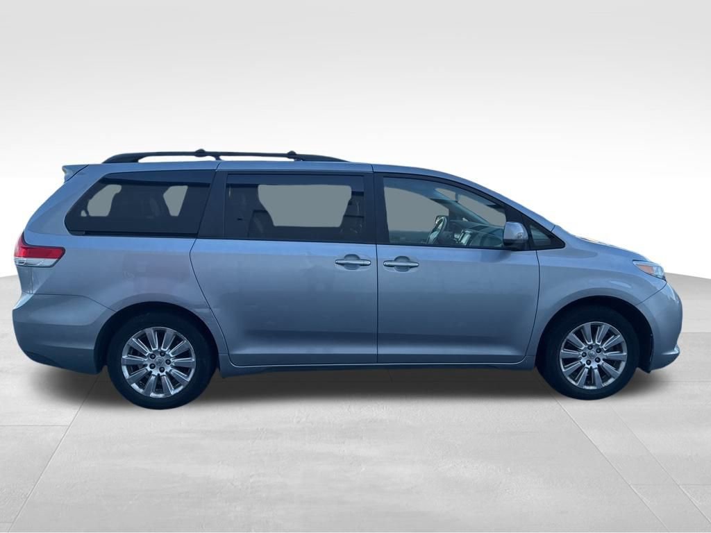 Used 2012 Toyota Sienna XLE image 35