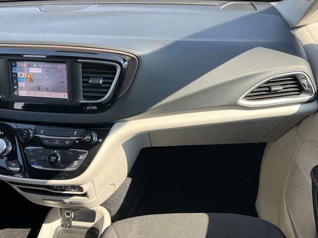 Used 2023 Chrysler Voyager LX image 18