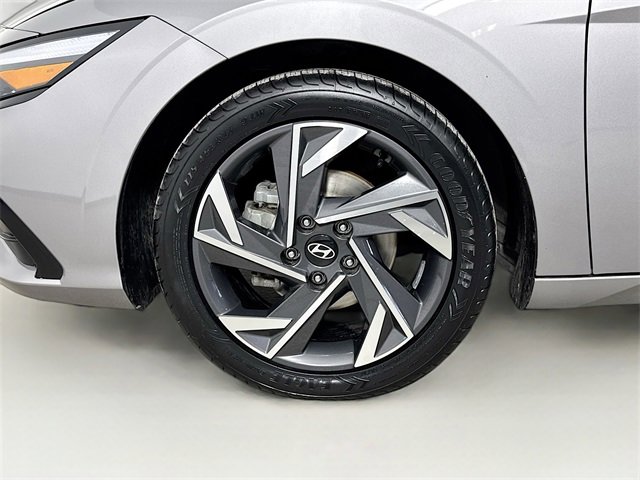 Used 2025 Hyundai Elantra SEL image 32