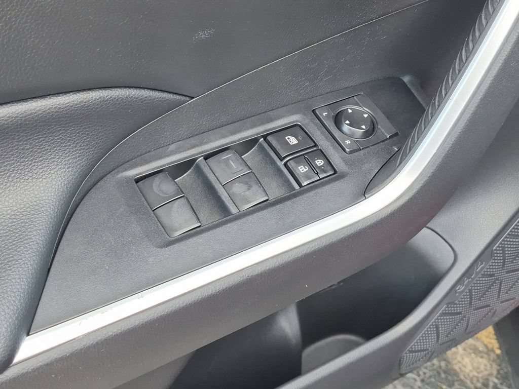 Used 2021 Toyota RAV4 LE AWD/4WD image 13