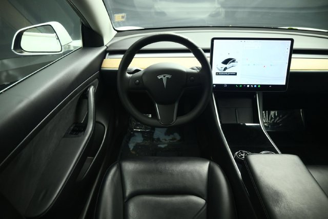 Used 2020 Tesla Model 3 Standard Range RWD image 5