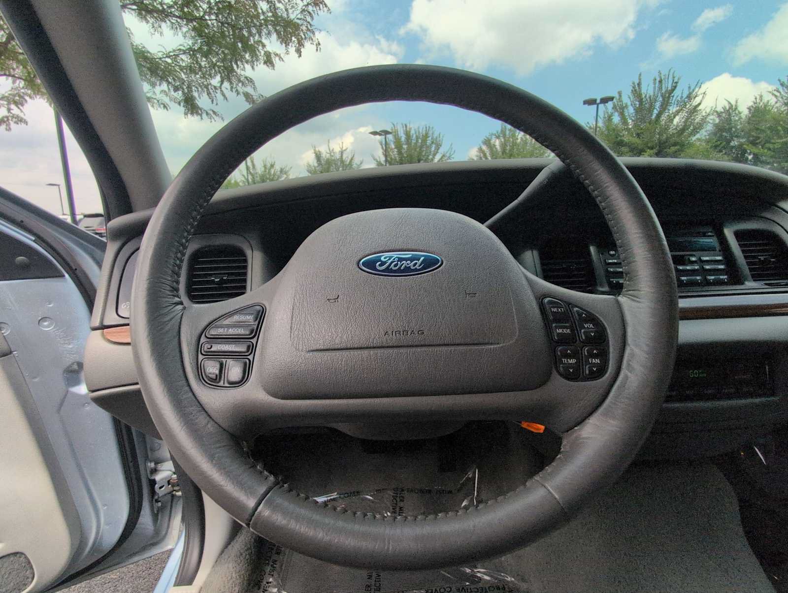 Used 2003 Ford Crown Victoria LX RWD image 22