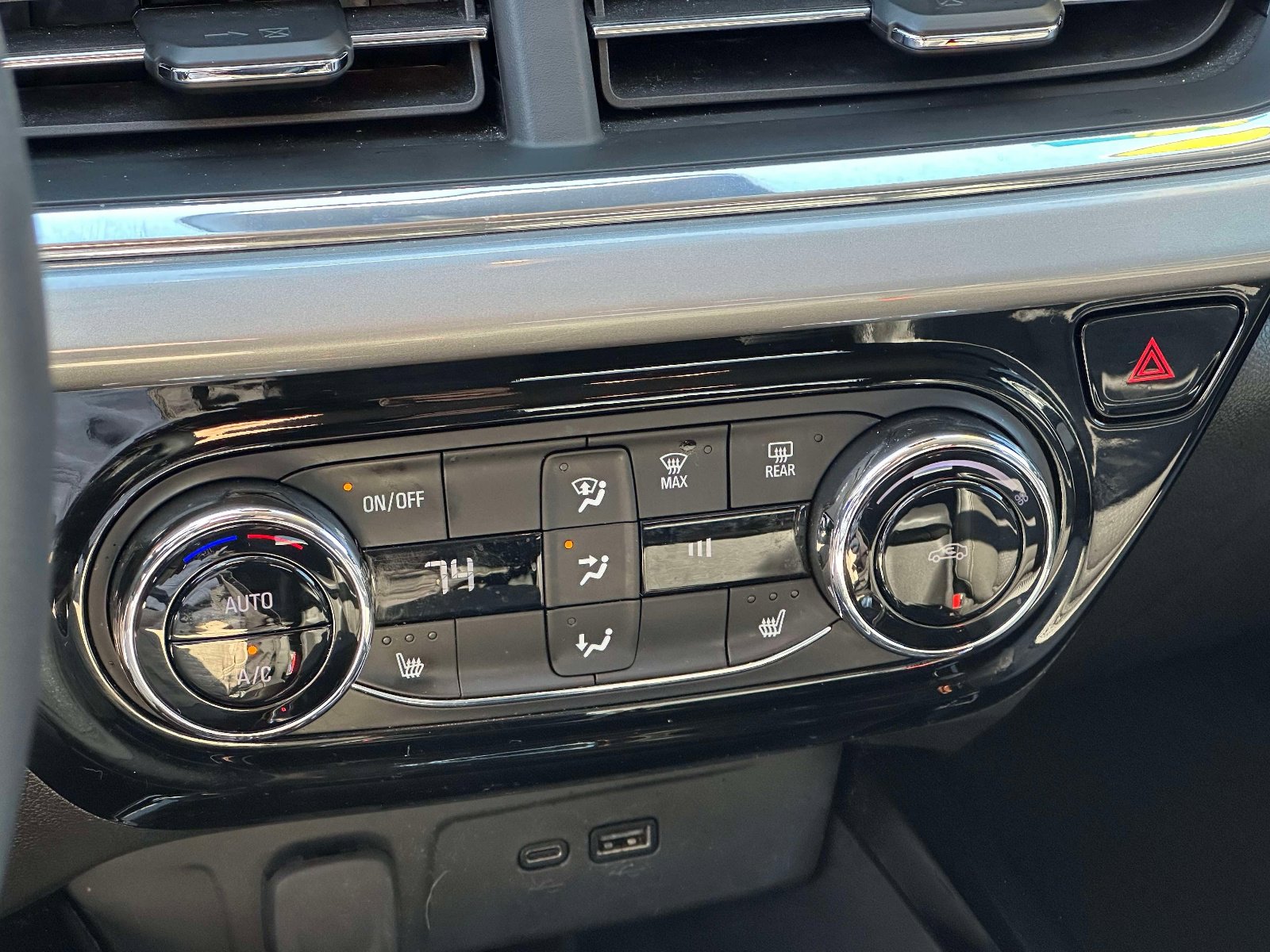 Used 2024 Chevrolet Trax LT w/ Driver Confidence Package FWD image 27