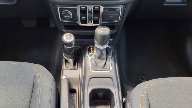 Used 2025 Jeep Wrangler Sahara image 24