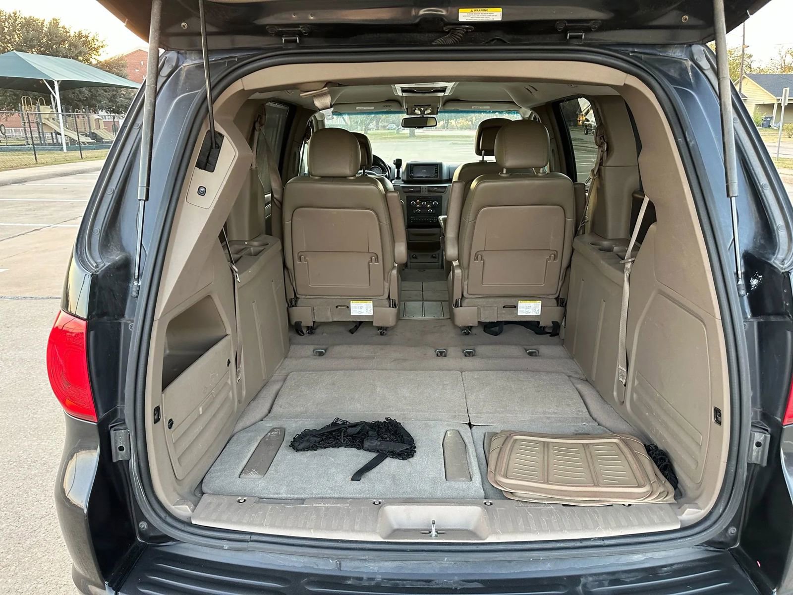 Used 2011 Volkswagen Routan SE image 17