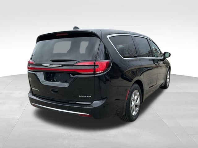 Used 2024 Chrysler Pacifica Limited image 7