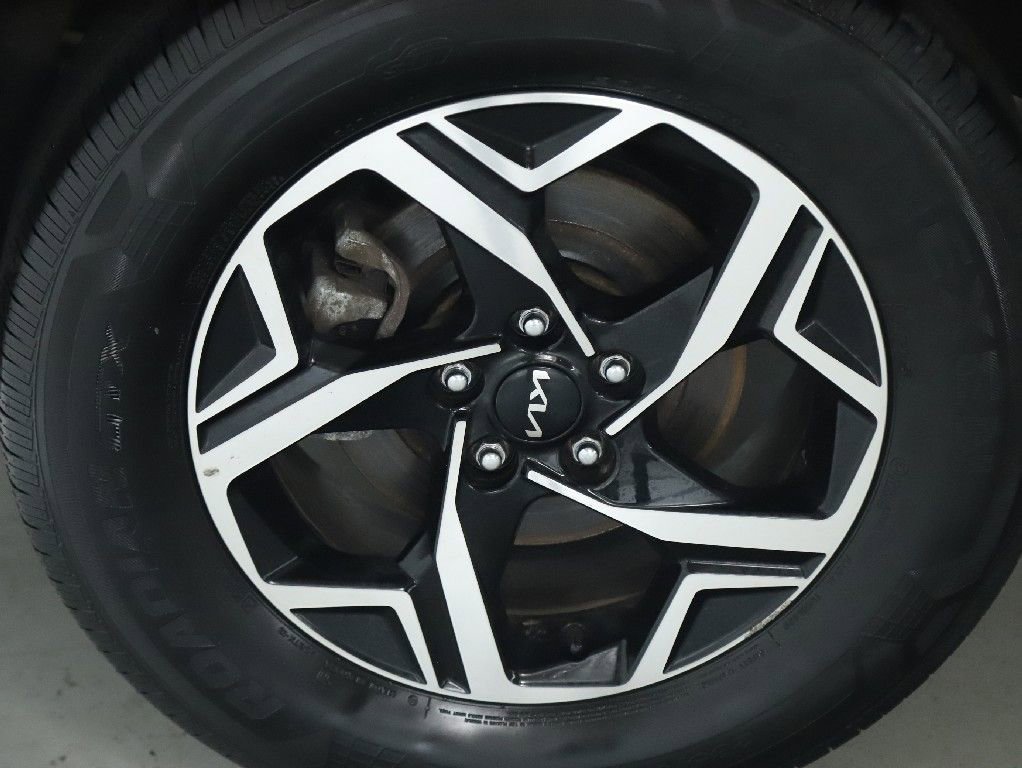 Used 2025 Kia Sportage LX image 12