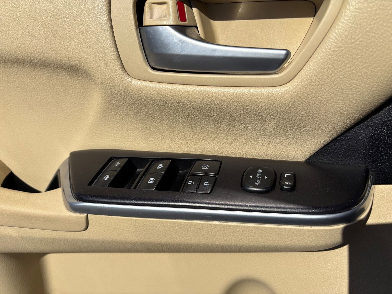 Used 2017 Toyota Camry LE image 32