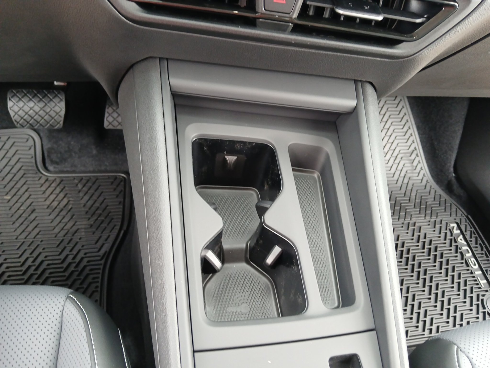 New 2026 Volkswagen Tiguan SE FWD image 16