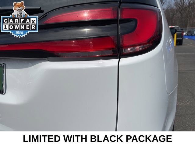 Used 2025 Chrysler Pacifica Limited image 36