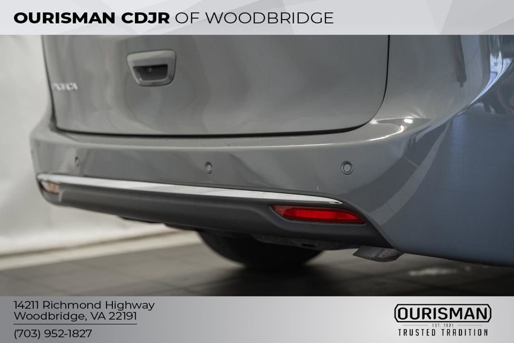 Used 2025 Chrysler Pacifica Select FWD image 9