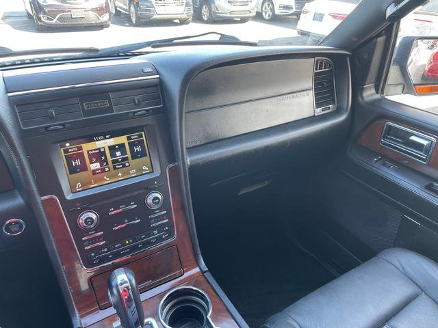 Used 2016 Lincoln Navigator Select image 17