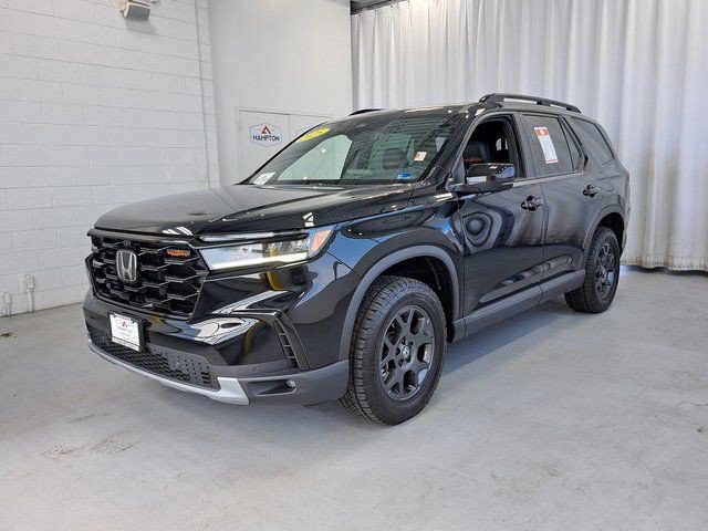 Used 2025 Honda Pilot TrailSport image 2