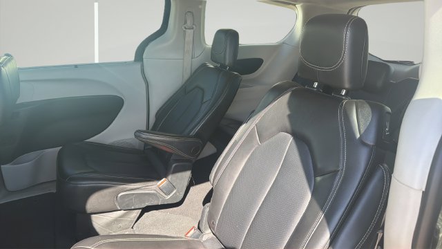 Used 2024 Chrysler Pacifica Touring-L FWD image 8