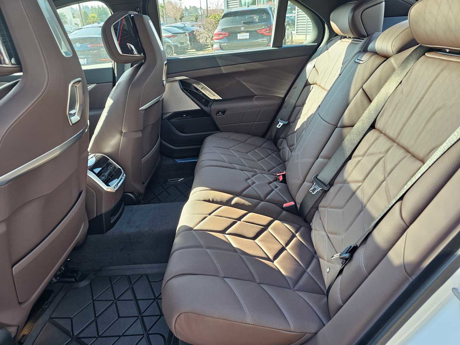 New 2024 BMW i7 xDrive60 image 17