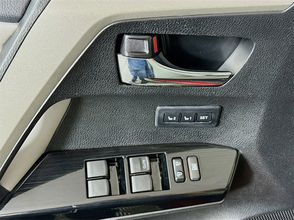 Used 2017 Toyota RAV4 Limited image 23
