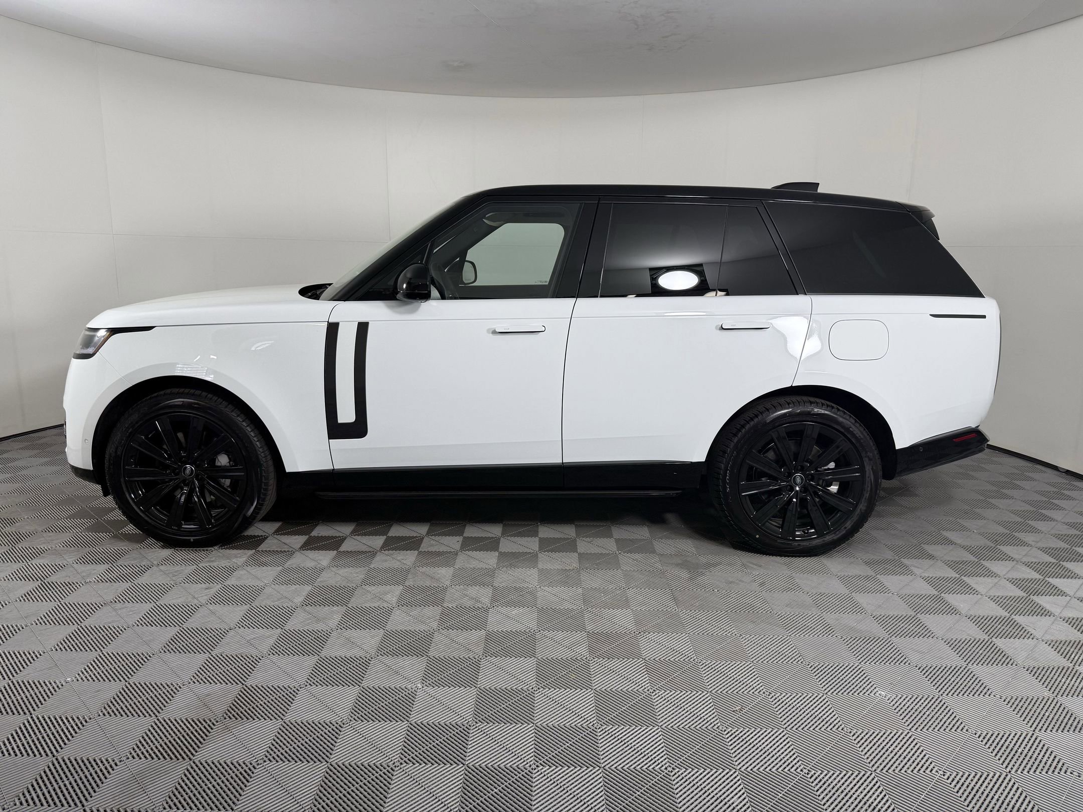 New 2025 Land Rover Range Rover SE image 2