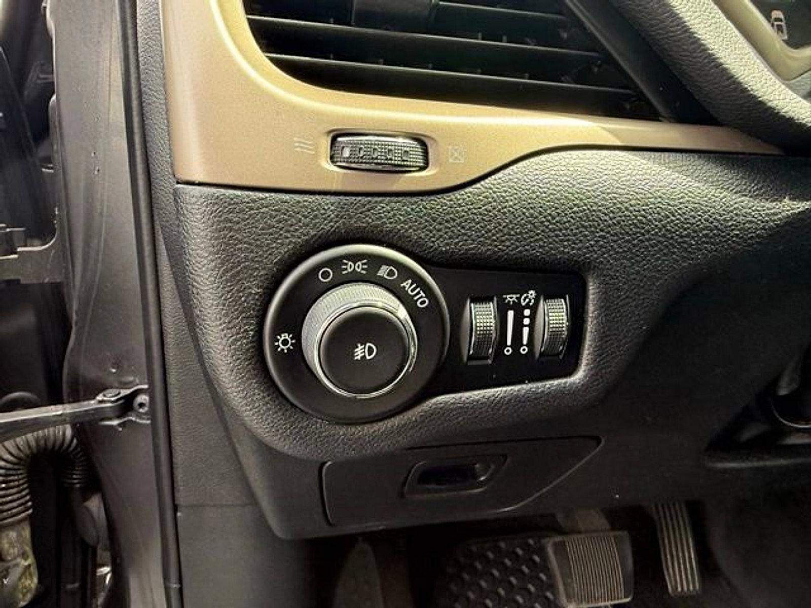 Used 2017 Jeep Cherokee 75th Anniversary image 10