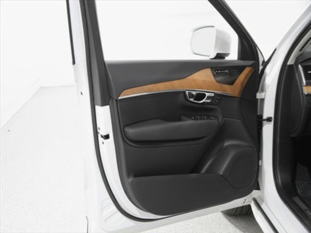 Used 2022 Volvo XC90 T6 Momentum w/ Climate Package image 6