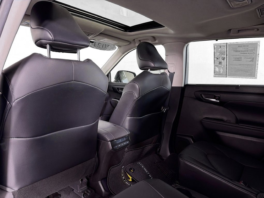 Used 2021 Toyota Highlander XLE AWD/4WD image 32