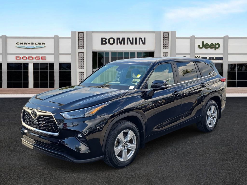Used 2023 Toyota Highlander LE FWD image 2