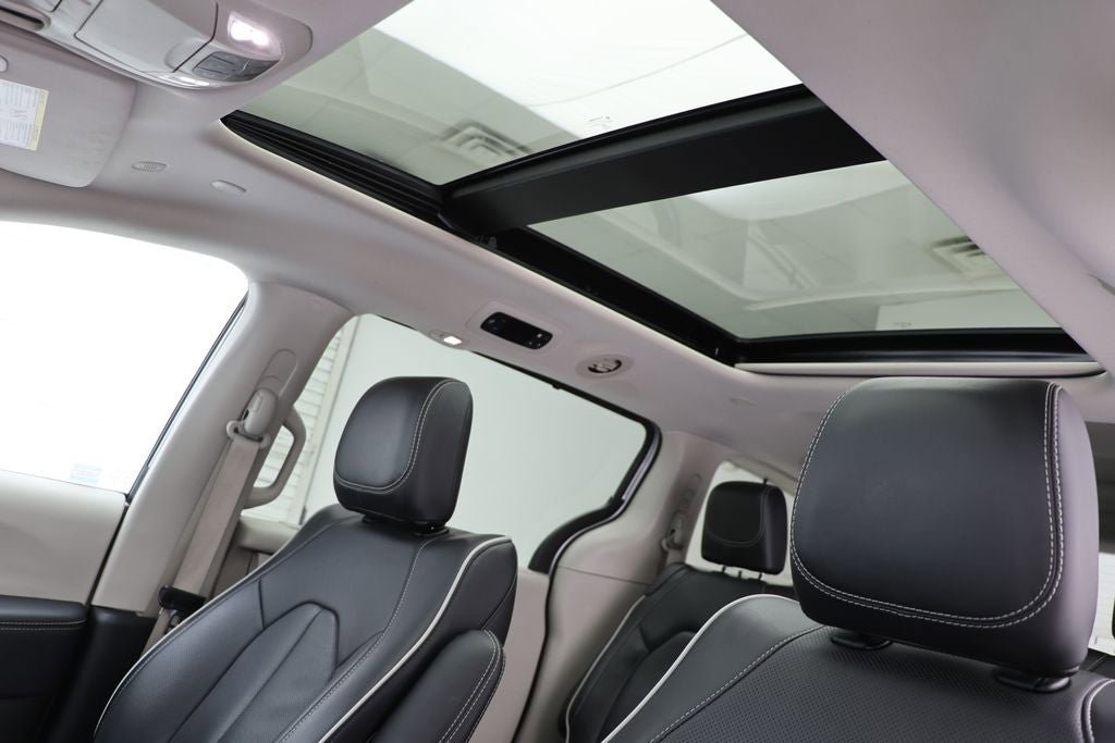 Used 2024 Chrysler Pacifica Limited FWD image 17