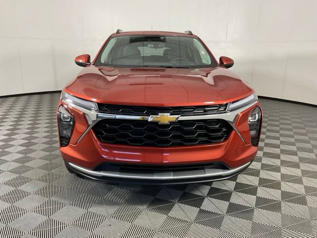 Used 2024 Chevrolet Trax LT w/ Driver Confidence Package FWD image 2