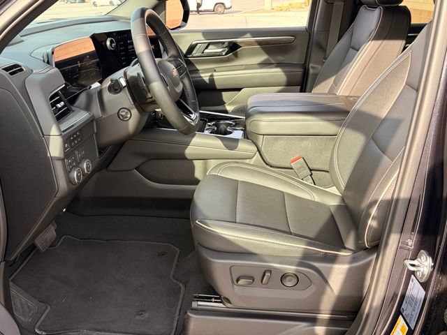 Used 2026 Chevrolet Suburban Premier AWD/4WD image 9