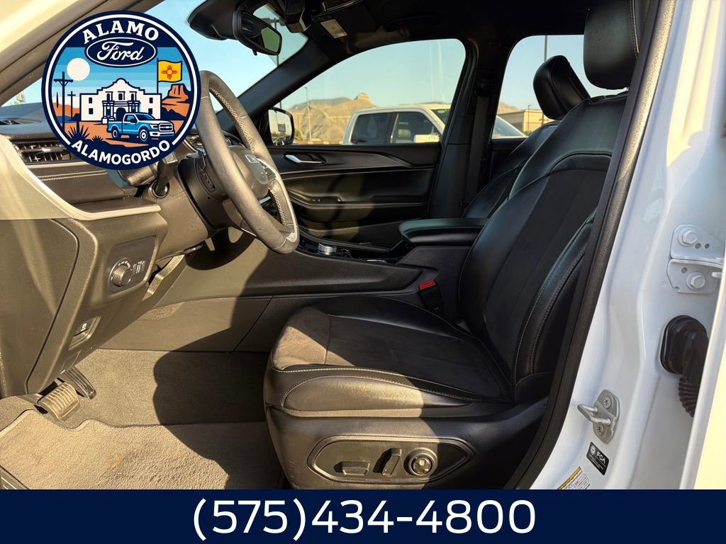 Used 2023 Jeep Grand Cherokee L Laredo image 9