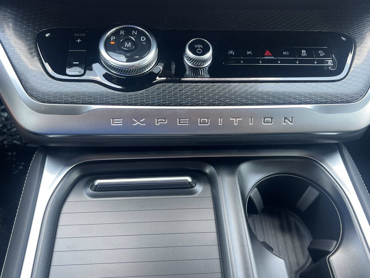 New 2027 Ford Expedition Platinum w/ Stealth Performance Package AWD/4WD image 7