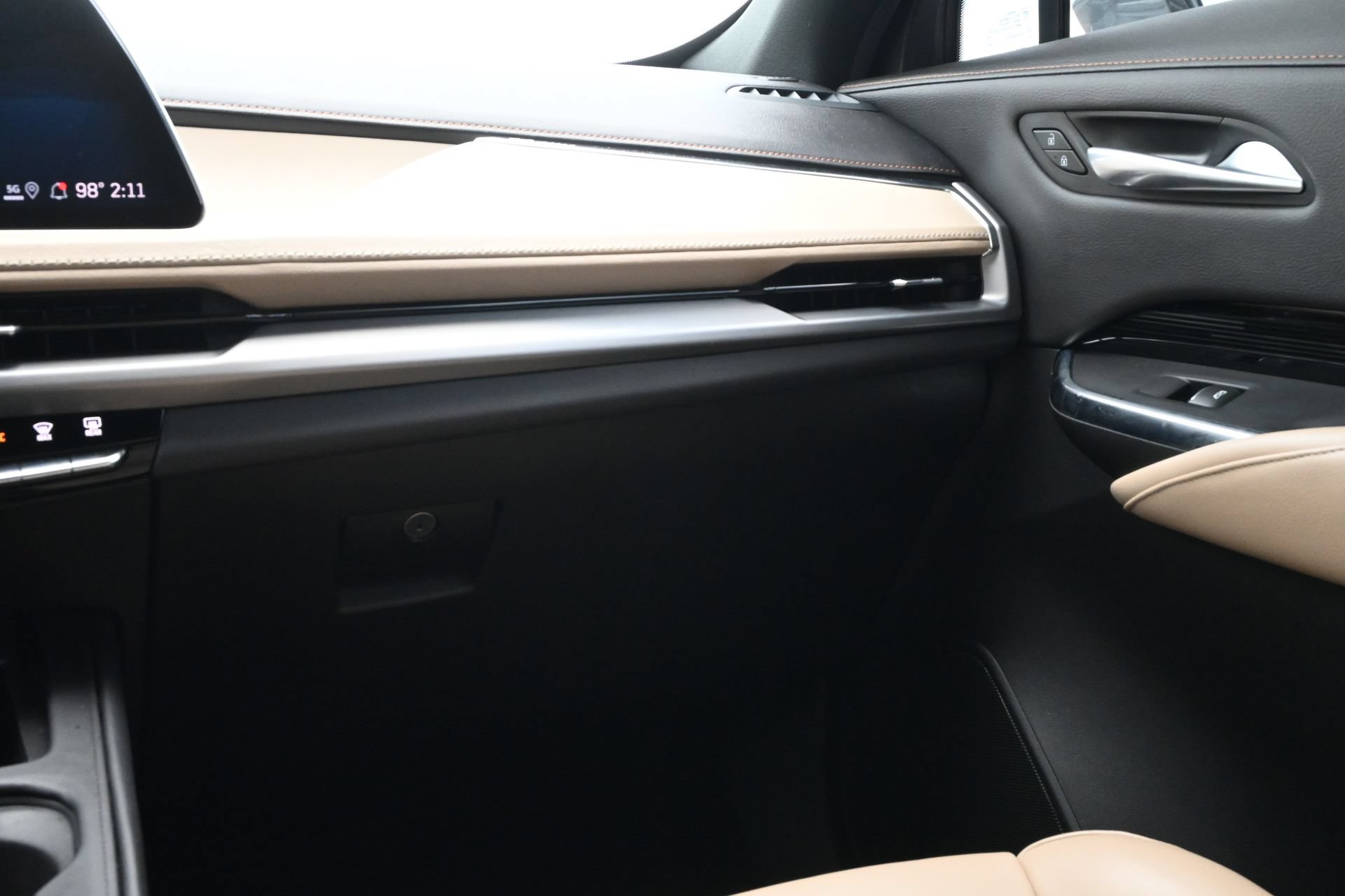 Used 2024 Cadillac XT4 Luxury w/ Cold Weather Package FWD image 9