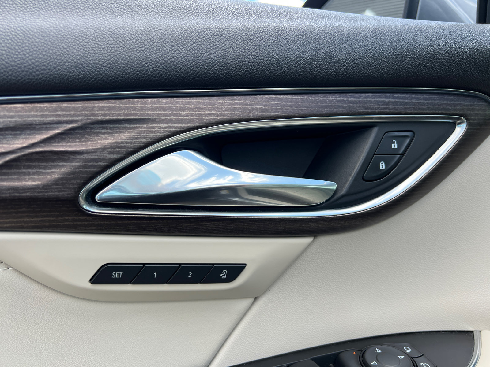 Used 2022 Buick Envision Avenir w/ Technology Package II FWD image 13