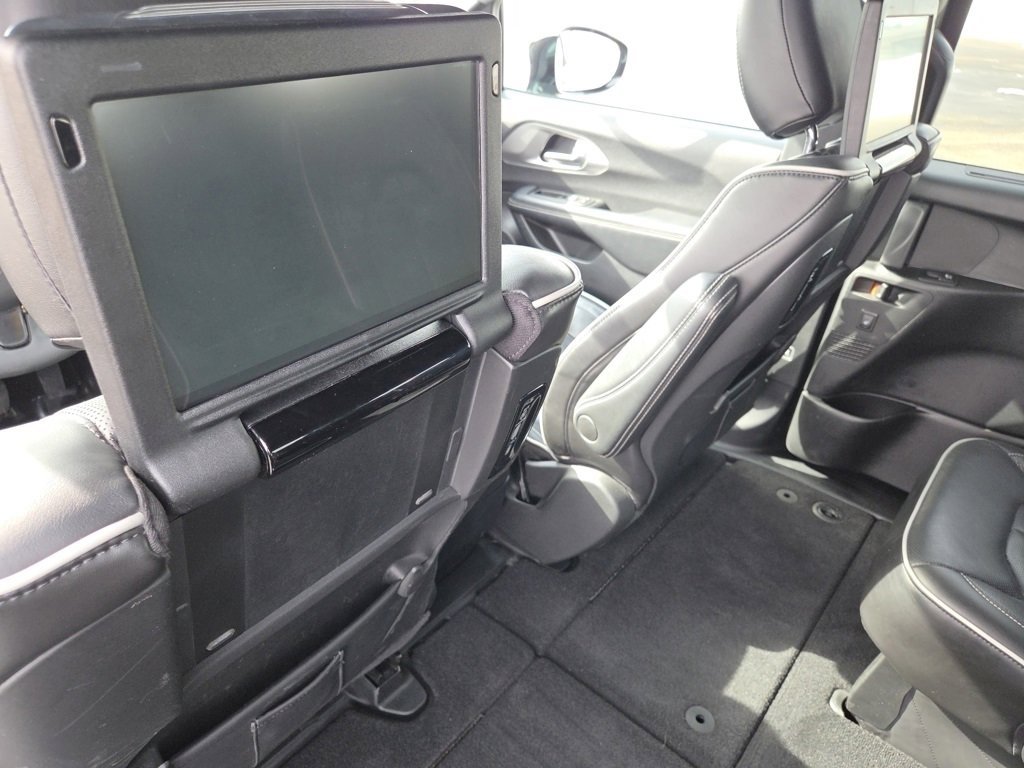 Used 2023 Chrysler Pacifica Limited w/ Uconnect Theater Family Group image 9