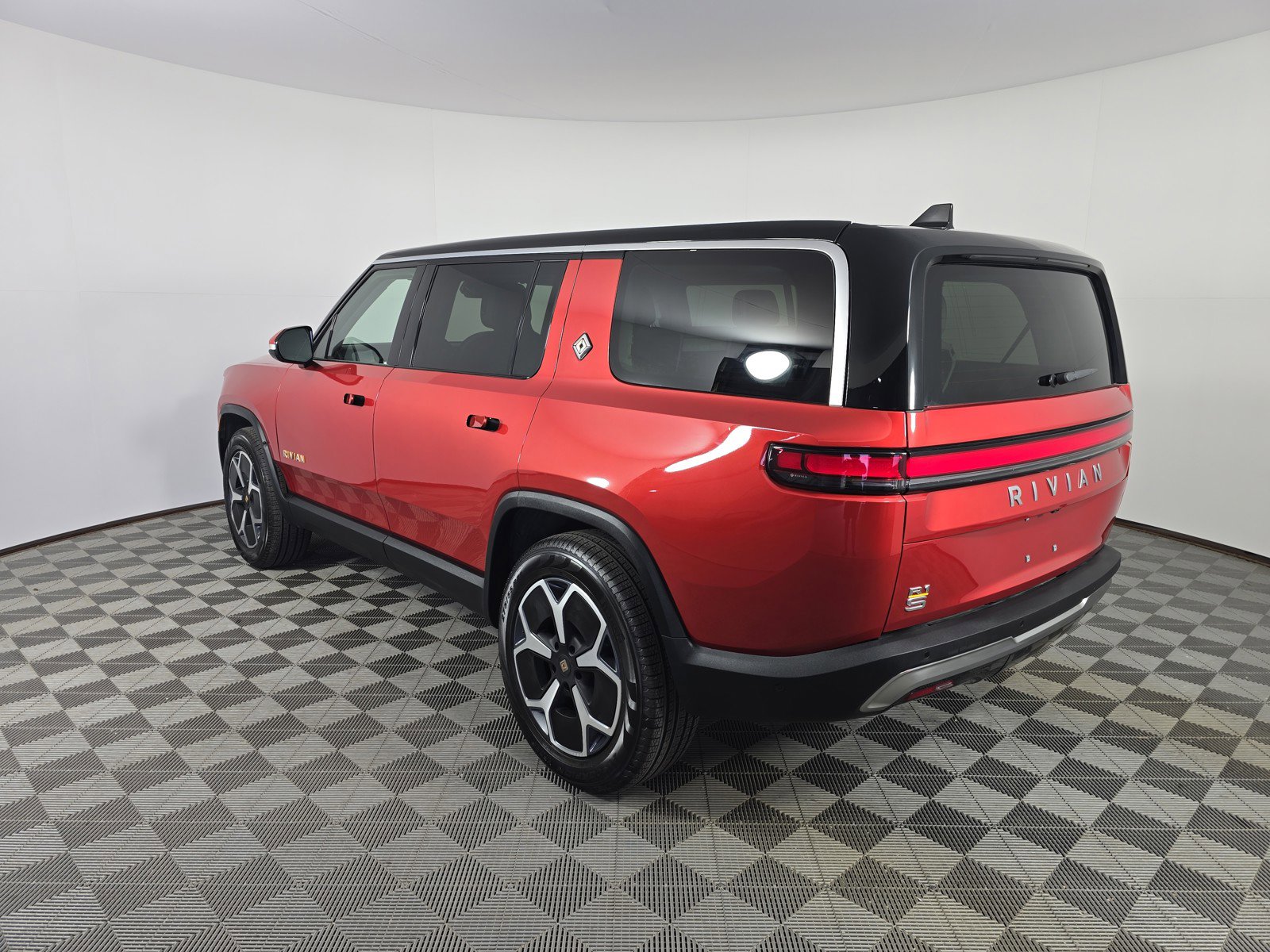 Used 2024 Rivian R1S Adventure AWD/4WD image 3