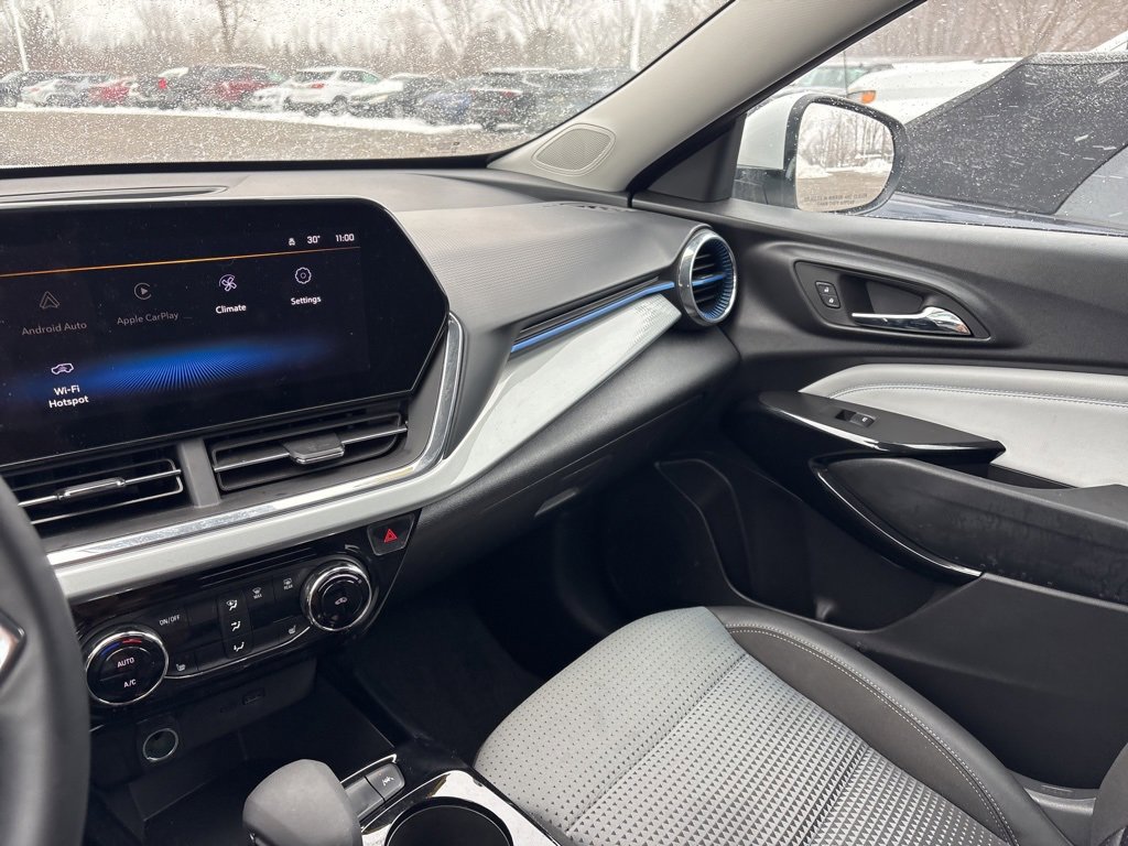 Used 2025 Chevrolet Trax LT w/ LT Convenience Package image 23