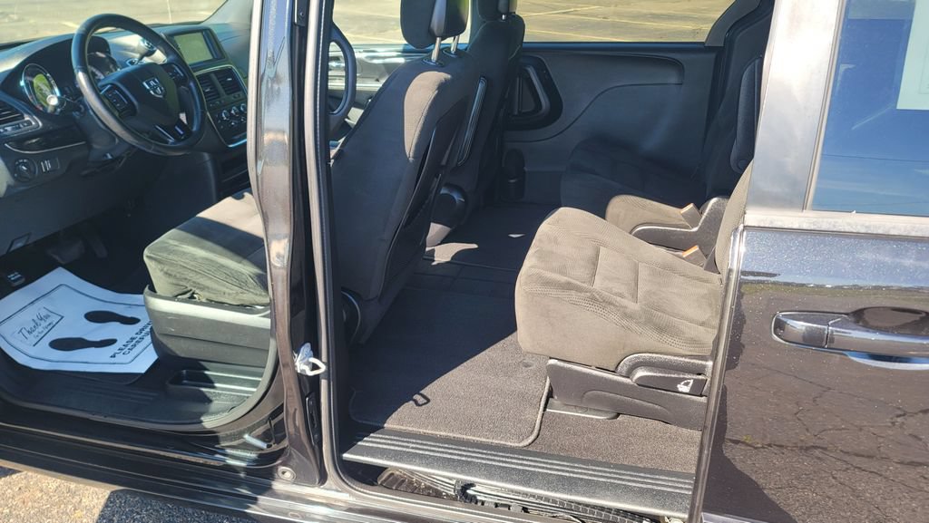 Used 2016 Dodge Grand Caravan SE FWD image 25