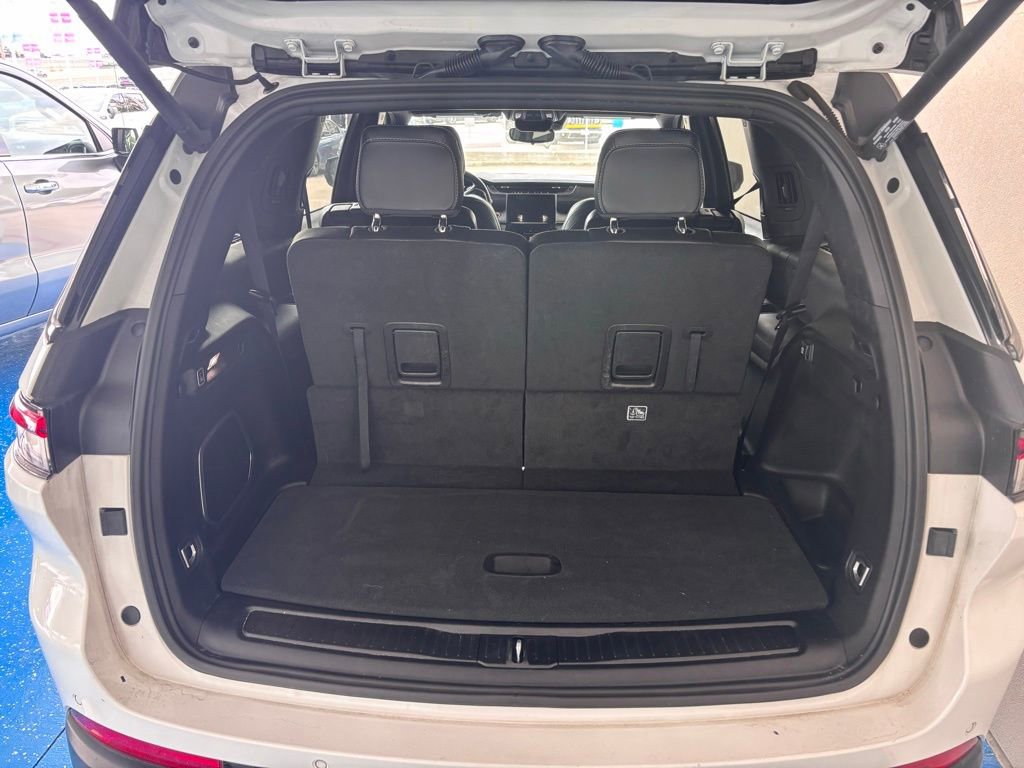 Used 2024 Jeep Grand Cherokee L Limited w/ Black Appearance Package image 12