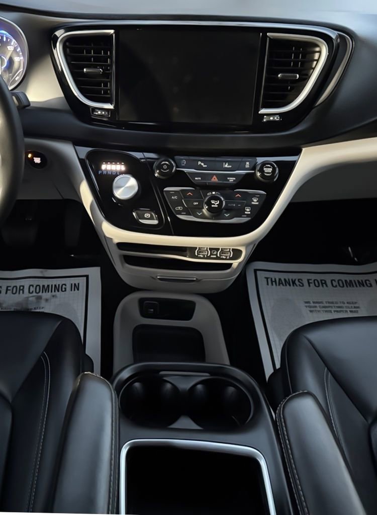 Used 2024 Chrysler Pacifica Touring-L image 17
