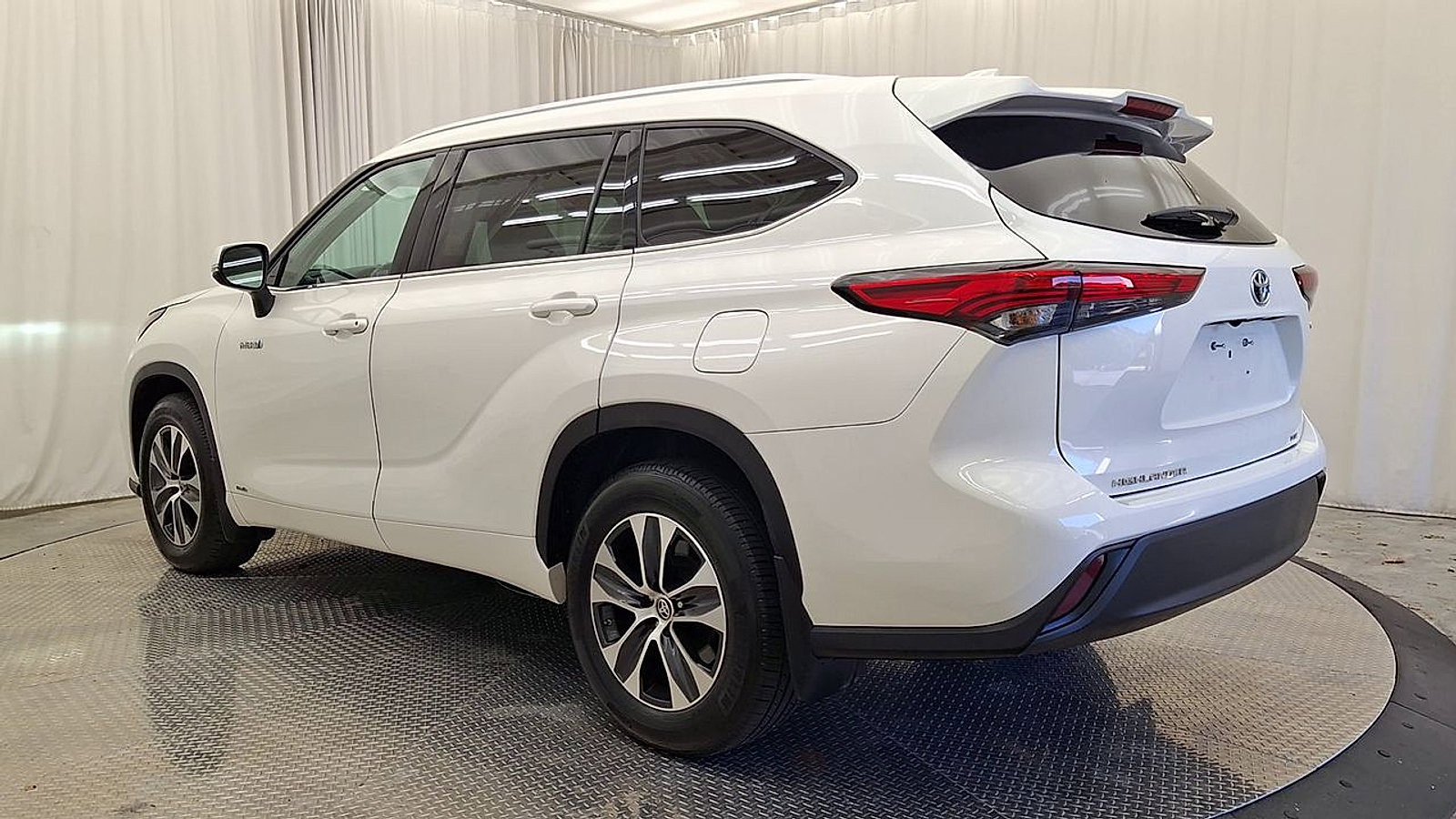 Certified 2020 Toyota Highlander XLE AWD/4WD image 13