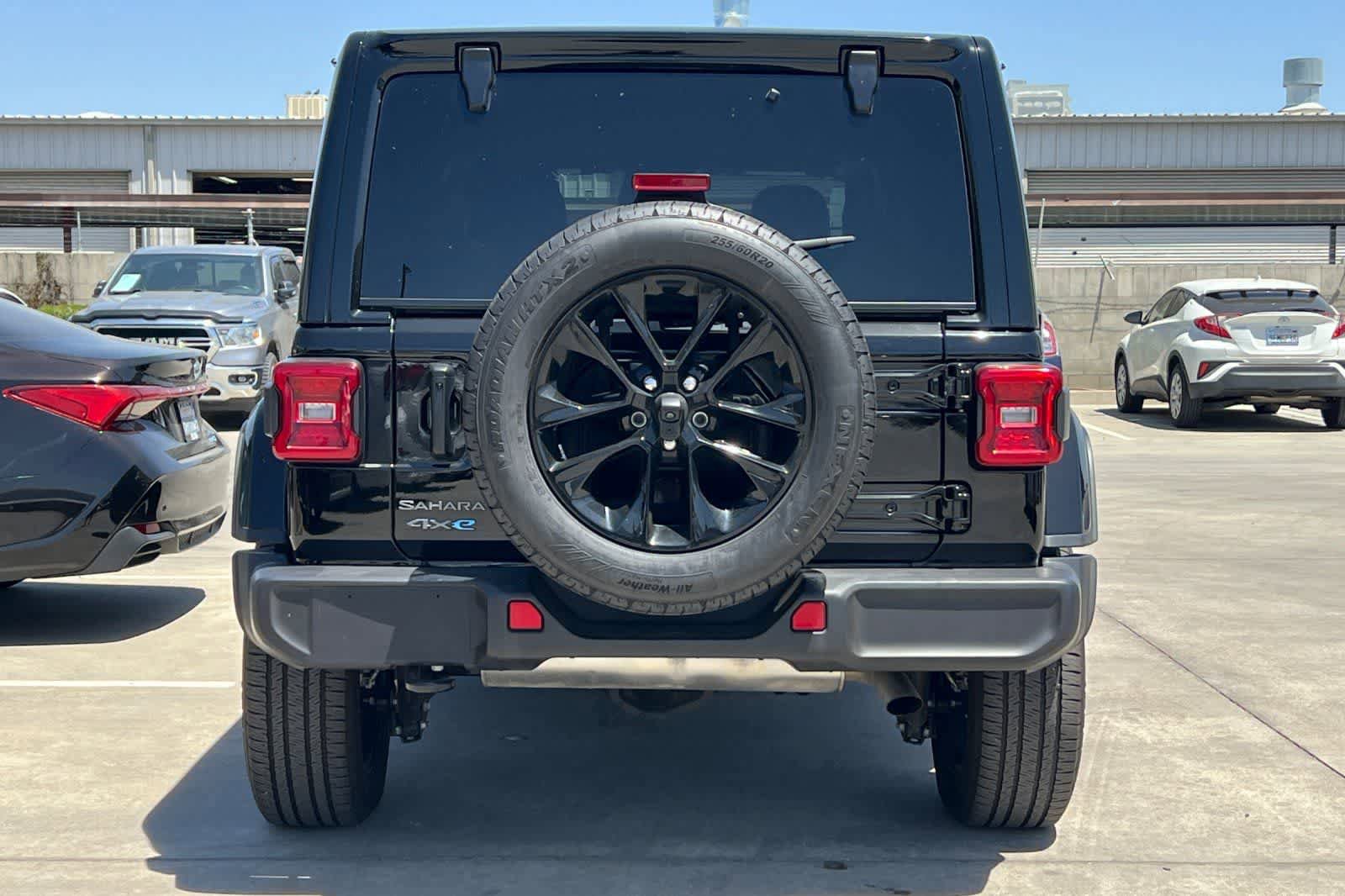 Used 2025 Jeep Wrangler Unlimited Sahara AWD/4WD image 8