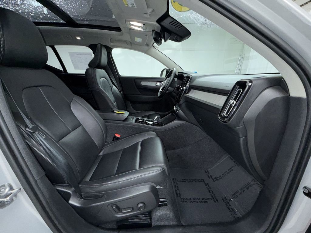 Used 2025 Volvo XC40 B5 Plus AWD/4WD image 6