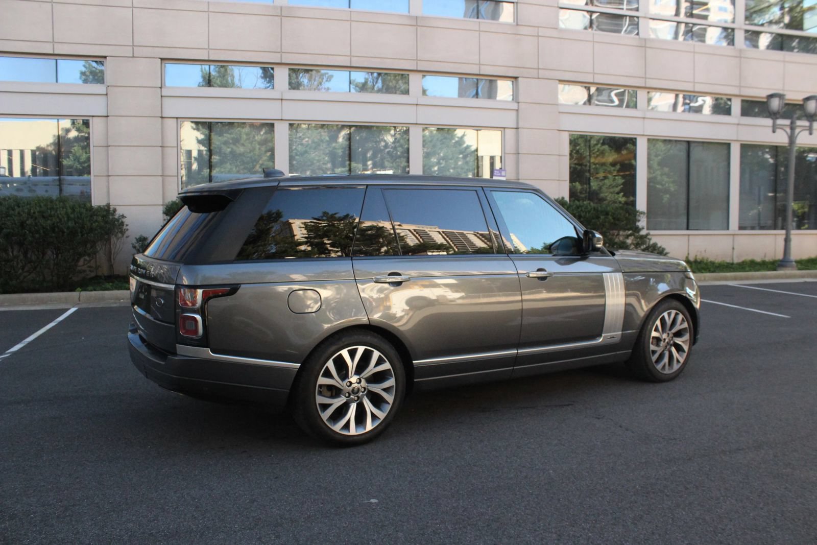 Used 2018 Land Rover Range Rover Long Wheelbase Autobiography AWD/4WD image 7